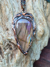 Carica l'immagine nel visualizzatore di Gallery, Magma: Il Gioiello in Labradorite che Custodisce l’Anima del Tramonto
