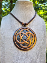 Carica l'immagine nel visualizzatore di Gallery, Pendente Eterna in Rame con Nodo Celtico e Labradorite Bianca
