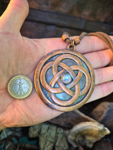 Carica l'immagine nel visualizzatore di Gallery, Pendente Eterna in Rame con Nodo Celtico e Labradorite Bianca
