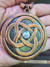 Carica l'immagine nel visualizzatore di Gallery, Pendente Eterna in Rame con Nodo Celtico e Labradorite Bianca
