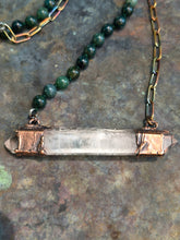 Carica l'immagine nel visualizzatore di Gallery, Il Canto della Luce: Collana Pendente in Quarzo Ialino Biterminato, Agata Muschiata ed Eliotropio
