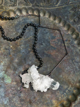 Carica l'immagine nel visualizzatore di Gallery, L’Interezza dell'Essere: Collana Scultura con Cluster di Quarzo Ialino e Ossidiana Nera
