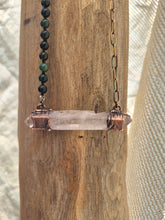 Carica l'immagine nel visualizzatore di Gallery, Il Canto della Luce: Collana Pendente in Quarzo Ialino Biterminato, Agata Muschiata ed Eliotropio
