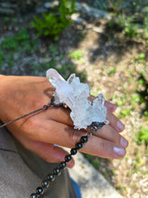 Carica l'immagine nel visualizzatore di Gallery, L’Interezza dell'Essere: Collana Scultura con Cluster di Quarzo Ialino e Ossidiana Nera
