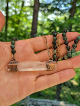 Carica l'immagine nel visualizzatore di Gallery, Il Canto della Luce: Collana Pendente in Quarzo Ialino Biterminato, Agata Muschiata ed Eliotropio
