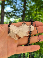 Carica l'immagine nel visualizzatore di Gallery, L’Interezza dell'Essere: Collana Scultura con Cluster di Quarzo Ialino e Ossidiana Nera
