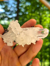 Carica l'immagine nel visualizzatore di Gallery, L’Interezza dell'Essere: Collana Scultura con Cluster di Quarzo Ialino e Ossidiana Nera
