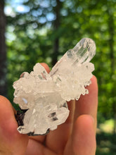 Carica l'immagine nel visualizzatore di Gallery, L’Interezza dell'Essere: Collana Scultura con Cluster di Quarzo Ialino e Ossidiana Nera
