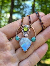 Carica l'immagine nel visualizzatore di Gallery, Luce che scorre: pendente in Amazzonite, Labradorite bianca  e Vesuvianite
