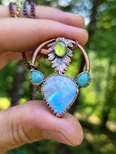 Carica l'immagine nel visualizzatore di Gallery, Luce che scorre: pendente in Amazzonite, Labradorite bianca  e Vesuvianite
