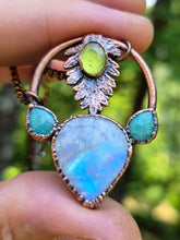 Carica l'immagine nel visualizzatore di Gallery, Luce che scorre: pendente in Amazzonite, Labradorite bianca  e Vesuvianite
