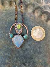 Carica l'immagine nel visualizzatore di Gallery, Luce che scorre: pendente in Amazzonite, Labradorite bianca  e Vesuvianite

