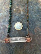 Carica l'immagine nel visualizzatore di Gallery, Il Canto della Luce: Collana Pendente in Quarzo Ialino Biterminato, Agata Muschiata ed Eliotropio
