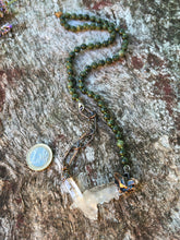 Carica l'immagine nel visualizzatore di Gallery, Il Custode del Bosco: Collana Scultorea con Rarissimo Chevron di Quarzi Ialini Compenetrati e Giada Nefrite
