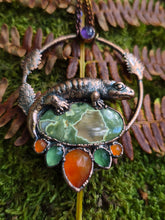 Carica l'immagine nel visualizzatore di Gallery, Pendente Totemico Salamandra – Amuleto di Rinascita in Riolite e Gemme Custodi
