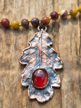 Carica l'immagine nel visualizzatore di Gallery, Il Sospiro dell'Autunno: Collana Artigianale in Rame, Granato e Mokaite
