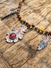 Carica l'immagine nel visualizzatore di Gallery, Il Sospiro dell'Autunno: Collana Artigianale in Rame, Granato e Mokaite
