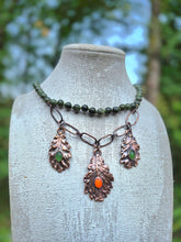 Carica l'immagine nel visualizzatore di Gallery, Il Battito del Bosco: Collana Artigianale in Giada Nefrite e Foglie di Quercia
