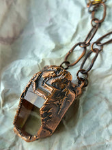Carica l'immagine nel visualizzatore di Gallery, Pendente Cocoon #2: Il Sacro Silenzio della Luce Custodita
