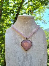 Carica l'immagine nel visualizzatore di Gallery, Collana Cuore di Luce in Quarzo Rosa Vivido
