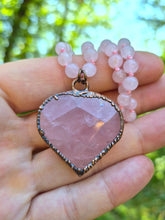 Carica l'immagine nel visualizzatore di Gallery, Collana Cuore di Luce in Quarzo Rosa Vivido
