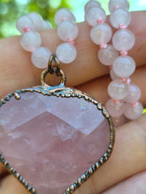 Carica l'immagine nel visualizzatore di Gallery, Collana Cuore di Luce in Quarzo Rosa Vivido
