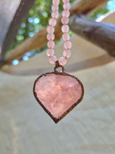 Carica l'immagine nel visualizzatore di Gallery, Collana Cuore di Luce in Quarzo Rosa Vivido
