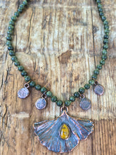 Carica l'immagine nel visualizzatore di Gallery, Il Soffio dell’Eternità: Collana in Ginkgo Biloba e Giada Nefrite
