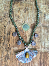 Carica l'immagine nel visualizzatore di Gallery, Il Soffio dell’Eternità: Collana in Ginkgo Biloba e Giada Nefrite

