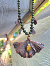 Carica l'immagine nel visualizzatore di Gallery, Il Soffio dell’Eternità: Collana in Ginkgo Biloba e Giada Nefrite
