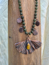 Carica l'immagine nel visualizzatore di Gallery, Il Soffio dell’Eternità: Collana in Ginkgo Biloba e Giada Nefrite
