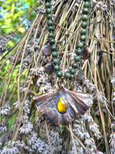 Carica l'immagine nel visualizzatore di Gallery, Il Soffio dell’Eternità: Collana in Ginkgo Biloba e Giada Nefrite
