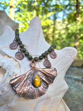 Carica l'immagine nel visualizzatore di Gallery, Il Soffio dell’Eternità: Collana in Ginkgo Biloba e Giada Nefrite
