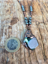 Carica l'immagine nel visualizzatore di Gallery, Echi del Silenzio: Collana in Ematite Grezza e Rame
