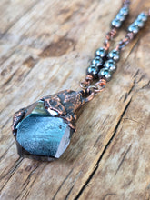 Carica l'immagine nel visualizzatore di Gallery, Echi del Silenzio: Collana in Ematite Grezza e Rame
