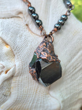 Carica l'immagine nel visualizzatore di Gallery, Echi del Silenzio: Collana in Ematite Grezza e Rame
