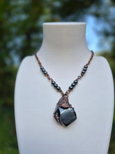Carica l'immagine nel visualizzatore di Gallery, Echi del Silenzio: Collana in Ematite Grezza e Rame

