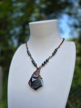 Carica l'immagine nel visualizzatore di Gallery, Echi del Silenzio: Collana in Ematite Grezza e Rame
