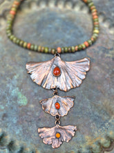 Carica l'immagine nel visualizzatore di Gallery, Collana Scultura "L'Albero dell'Eternità" in Diaspro Unakite, Ginkgo Biloba Ramato e Corniola
