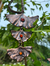 Carica l'immagine nel visualizzatore di Gallery, Collana Scultura "L'Albero dell'Eternità" in Diaspro Unakite, Ginkgo Biloba Ramato e Corniola
