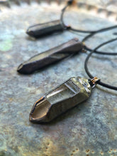 Carica l'immagine nel visualizzatore di Gallery, Collana Blacksmith Forge: L'Essenza della Protezione e della Luce
