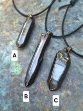 Carica l'immagine nel visualizzatore di Gallery, Collana Blacksmith Forge: L'Essenza della Protezione e della Luce
