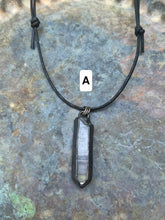 Carica l'immagine nel visualizzatore di Gallery, Collana Blacksmith Forge: L'Essenza della Protezione e della Luce
