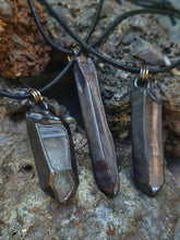 Carica l'immagine nel visualizzatore di Gallery, Collana Blacksmith Forge: L'Essenza della Protezione e della Luce

