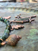 Carica l'immagine nel visualizzatore di Gallery, Il Portale del Bosco Antico: Collana in Agata Muschiata, Eliotropio e Rame
