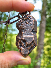 Carica l'immagine nel visualizzatore di Gallery, Il Richiamo della Terra: Collana in Quarzo Ametistino Elestiale e Rame
