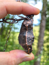 Carica l'immagine nel visualizzatore di Gallery, Il Richiamo della Terra: Collana in Quarzo Ametistino Elestiale e Rame
