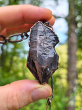Carica l'immagine nel visualizzatore di Gallery, Il Richiamo della Terra: Collana in Quarzo Ametistino Elestiale e Rame
