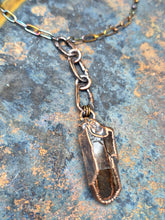 Carica l'immagine nel visualizzatore di Gallery, Collana a Y in Rame Materico e Pendente Cocoon in Quarzo Fumé
