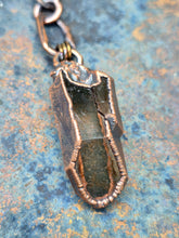 Carica l'immagine nel visualizzatore di Gallery, Collana a Y in Rame Materico e Pendente Cocoon in Quarzo Fumé
